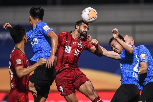 波杰首次亮相回应合同争议，三大关键决定未来成败